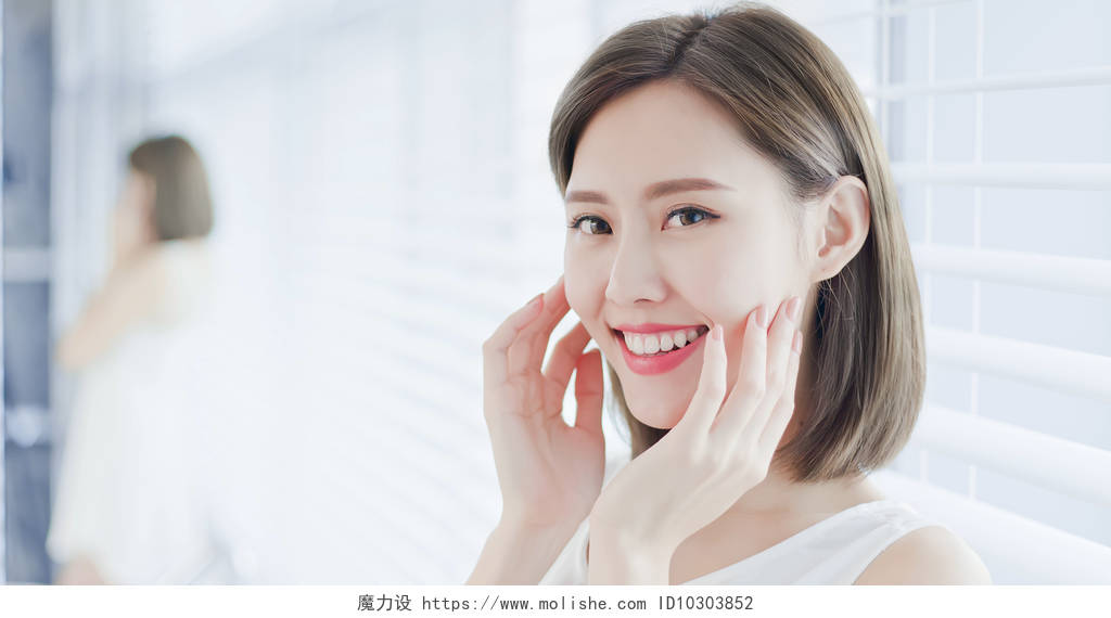 年轻的亚洲护理妇女高兴地触摸她的脸牙齿美白口腔牙齿口腔牙齿笑脸笑容